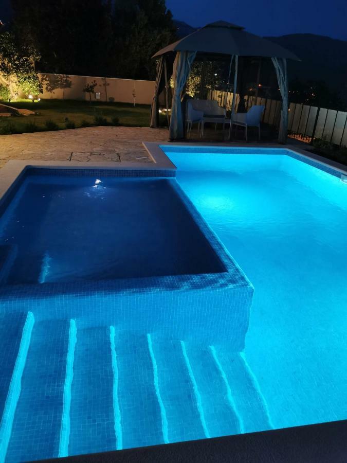 Villa Mater - Luxuriously Equipped Villa With A 15M Long Swimming Pool Žrnovnica エクステリア 写真